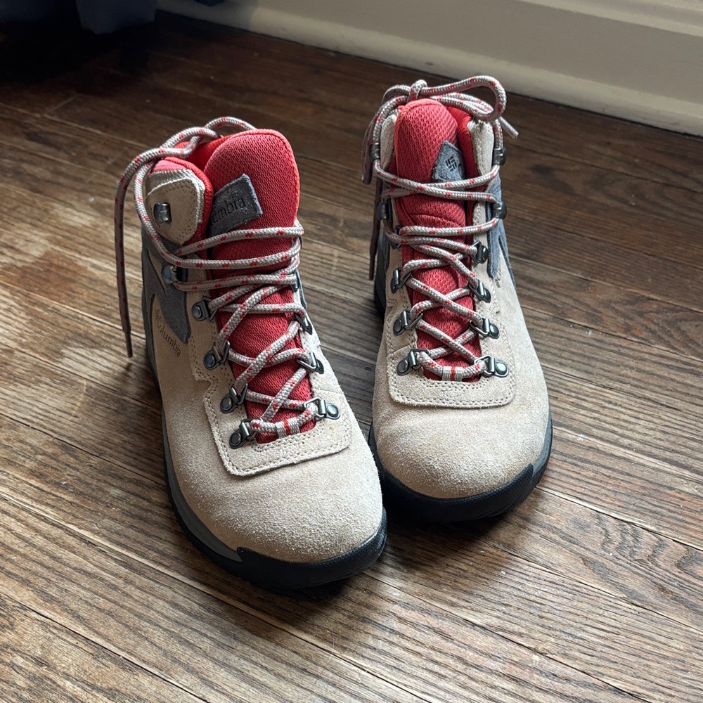 Columbia Beige Suede Hiking Boots with Red Tongue